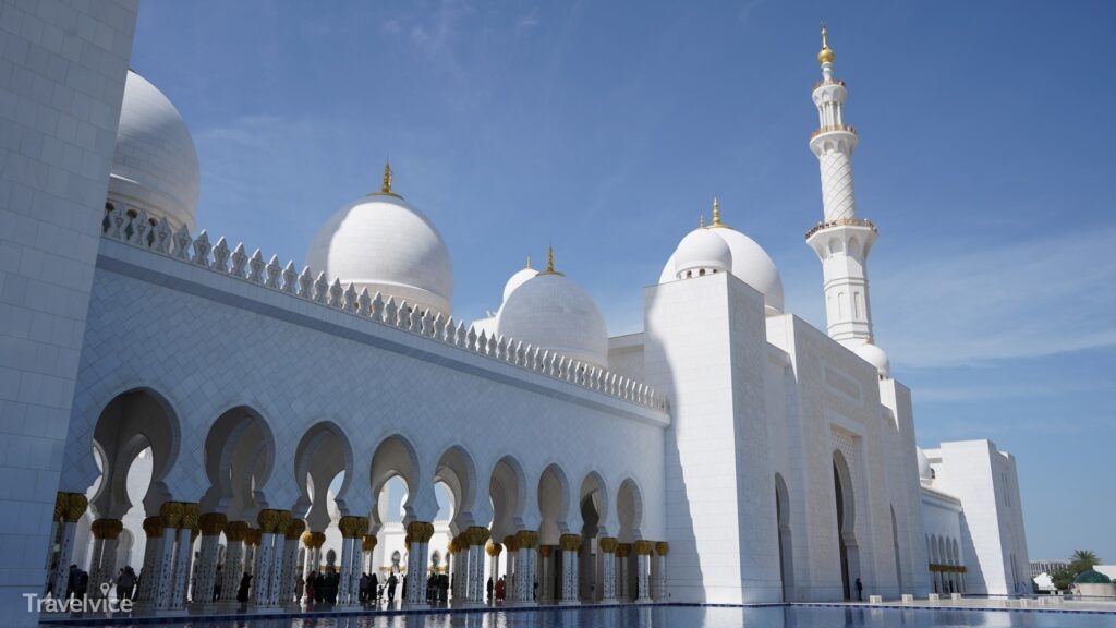 Weiße Kuppeln und Säulengänge der Sheikh Zayed Grand Mosque
