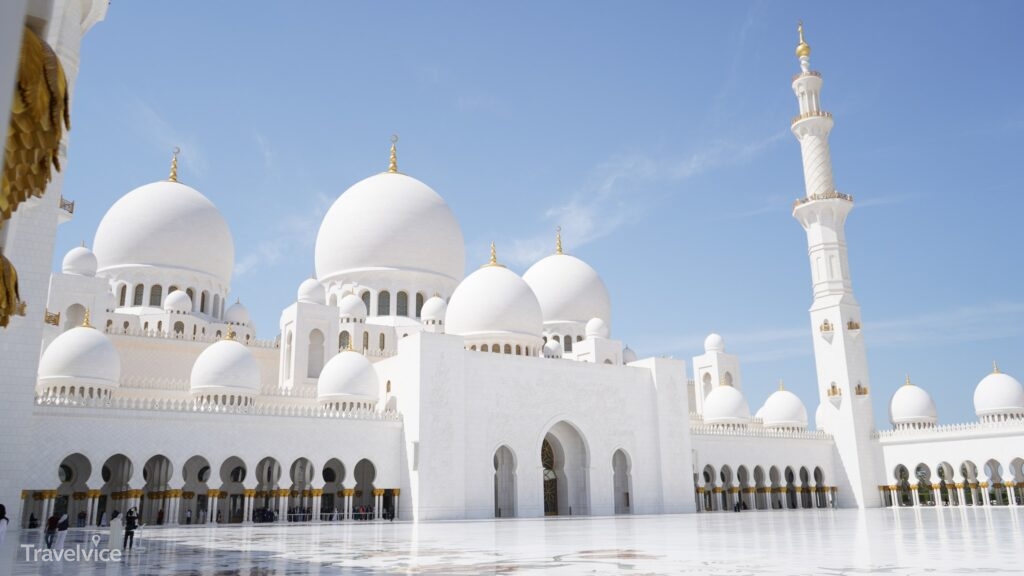 Innenhof und Minarette der Sheikh Zayed Grand Mosque