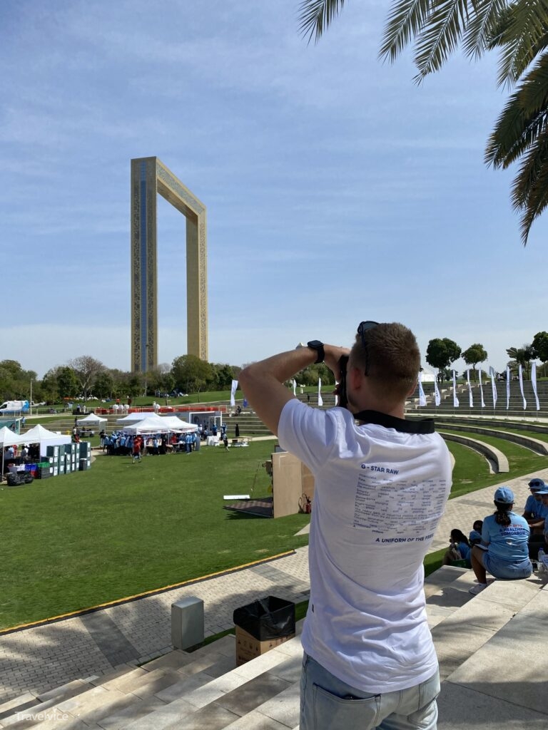 Fotostopp vor dem Dubai Frame im Zabeel Park