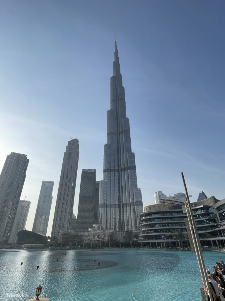 Der Burj Khalifa vom Ufer des Burj Lake aus