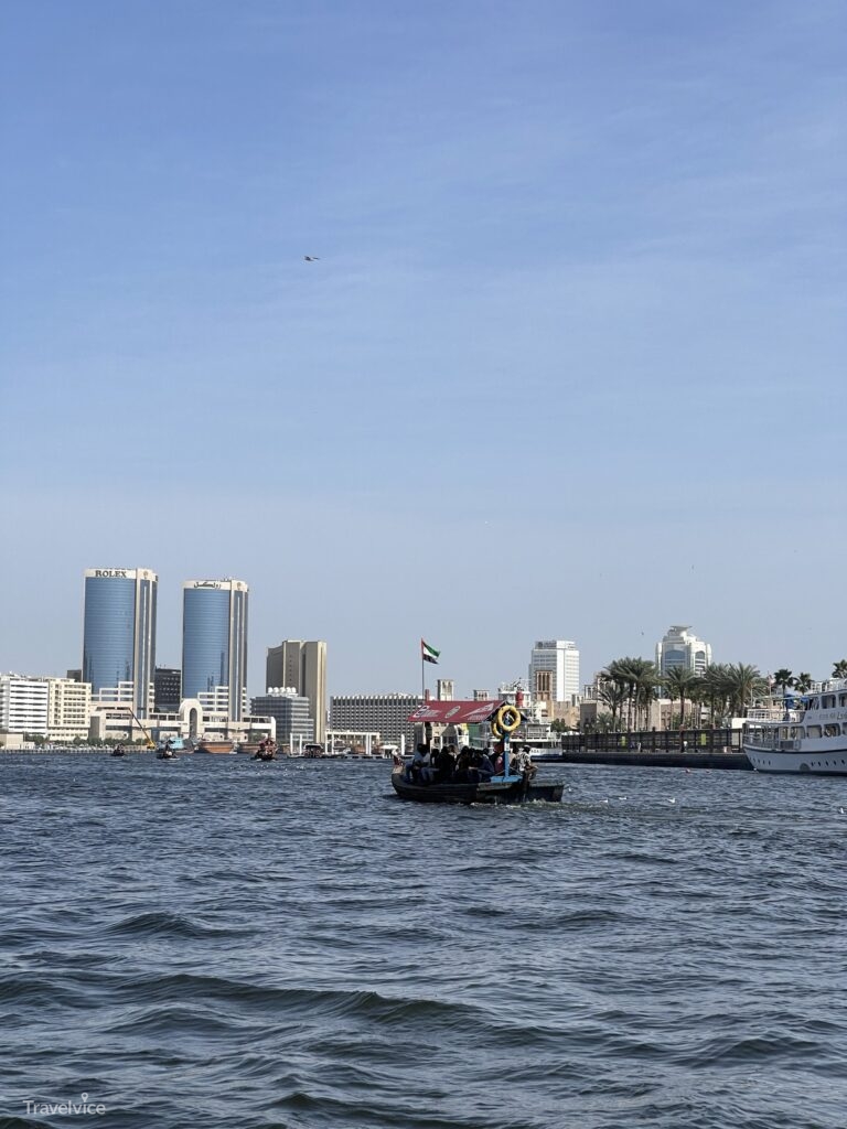 Mit der Abra zwischen Deira und Bur Dubai auf dem Dubai Creek