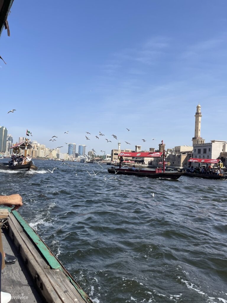 Boote, Möwen und Uferhäuser am Dubai Creek