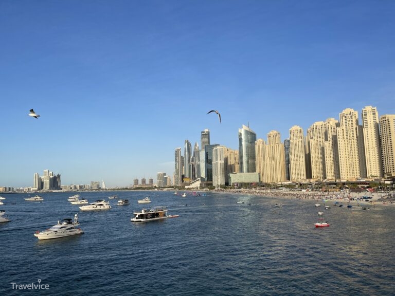 Boote und Hochhäuser vom Strand bei JBR aus